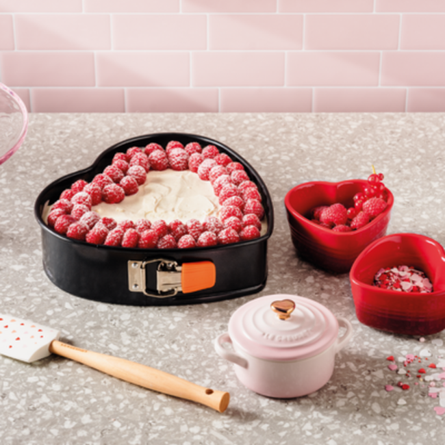 Le Creuset Metal Bakeware Heart Shape Spring Form 25cm image number 6